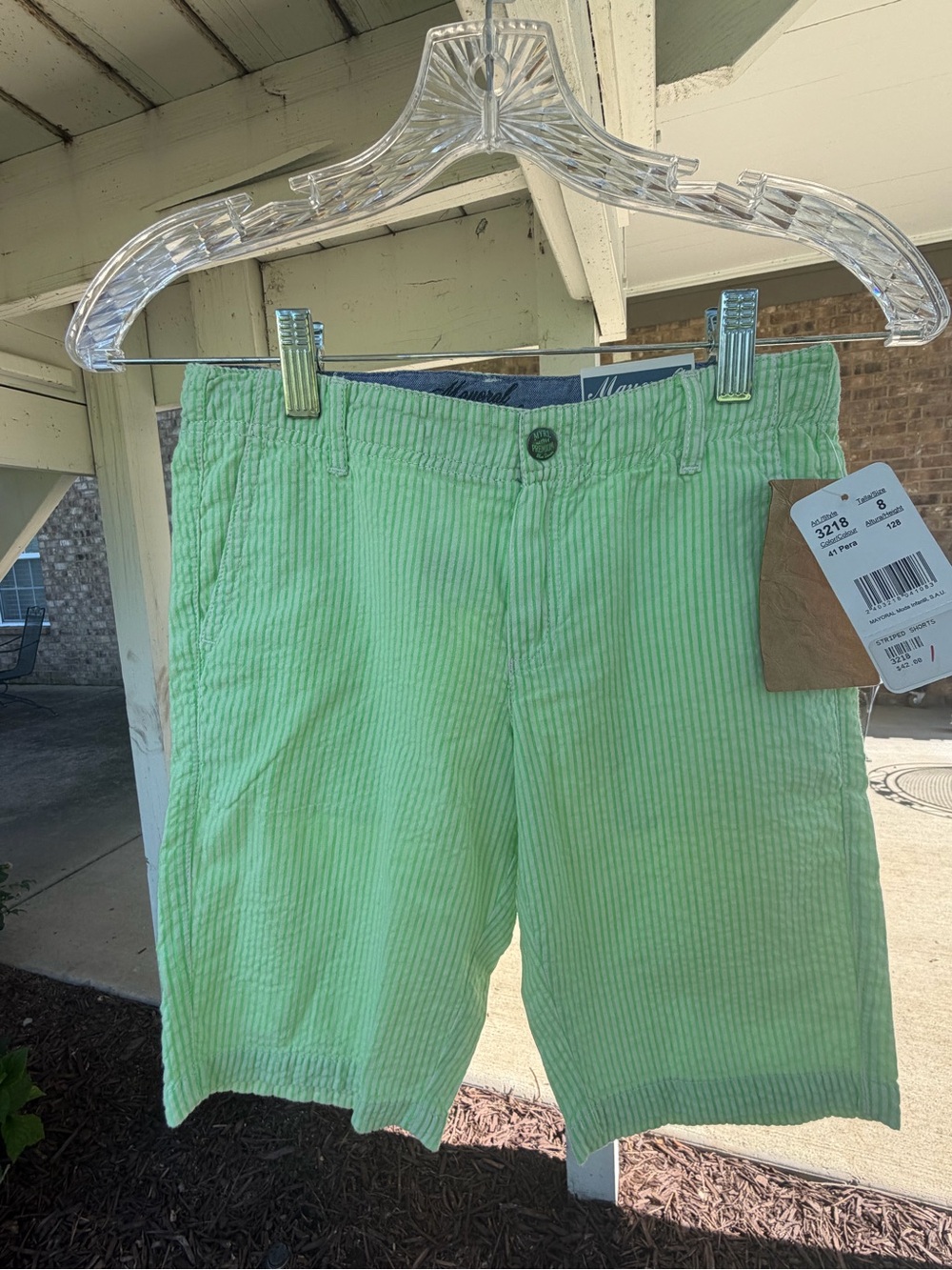 BNWT kids size 8 Mayoral green/white seersucker shorts w/ Adjustable waist.